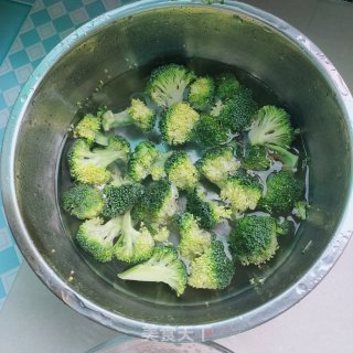 西蓝花炒肉的做法步骤：1