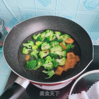 西蓝花炒肉的做法步骤：6