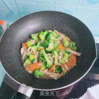 西蓝花炒肉的做法步骤：11