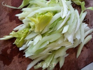 西芹炒卤肉的做法步骤：1