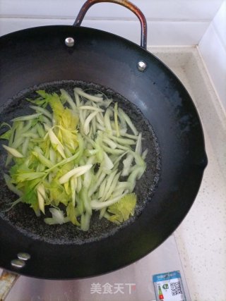 西芹炒卤肉的做法步骤：2