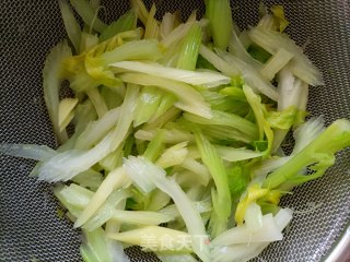西芹炒卤肉的做法步骤：3