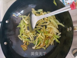 西芹炒卤肉的做法步骤：7