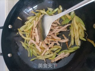 西芹炒卤肉的做法步骤：8