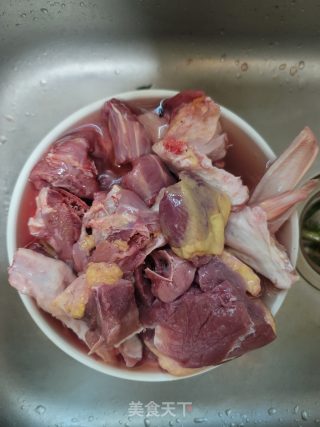 三杯鸭的做法步骤：1