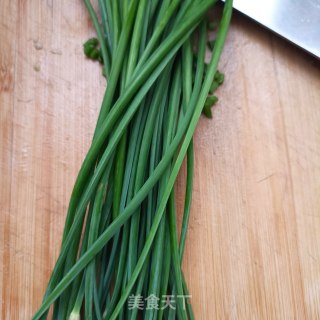 “下饭菜”韭苔滑蛋的做法步骤：1