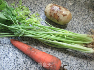 胡萝卜芹菜炒莲藕的做法步骤：1