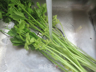 胡萝卜芹菜炒莲藕的做法步骤：2