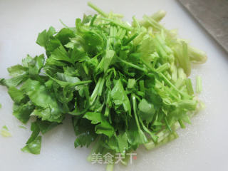 胡萝卜芹菜炒莲藕的做法步骤：3