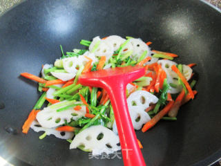 胡萝卜芹菜炒莲藕的做法步骤：7
