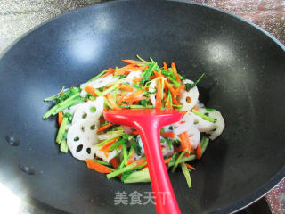 胡萝卜芹菜炒莲藕的做法步骤：10