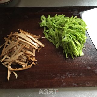 香干拌苦瓜的做法步骤：1