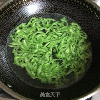 香干拌苦瓜的做法步骤：3