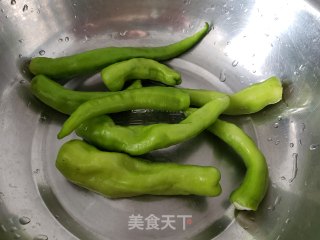 尖椒炒豆腐皮的做法步骤：1