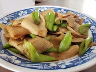 尖椒炒豆腐皮的做法步骤：7