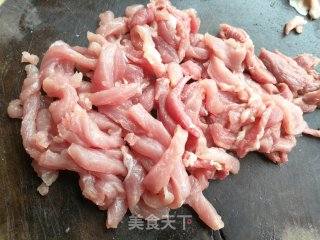 糖醋里脊的做法步骤：1