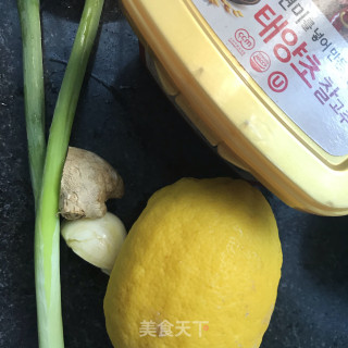 鸡胸肉煎蛋手抓饼的做法步骤：1