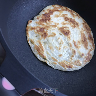 鸡胸肉煎蛋手抓饼的做法步骤：3