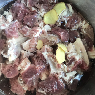 咖喱牛肉盖浇饭的做法步骤：2
