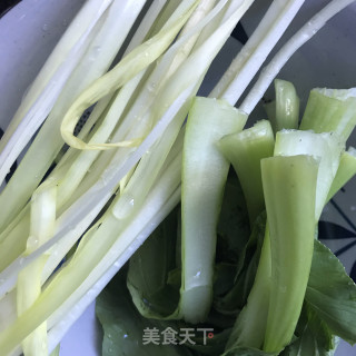 韭黄青菜煎蛋的做法步骤：1