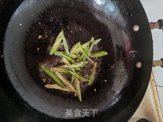 青椒炒荷兰豆的做法步骤：2