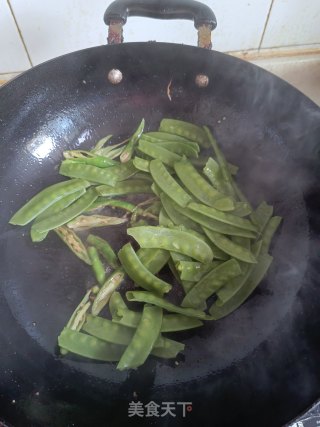 青椒炒荷兰豆的做法步骤：3