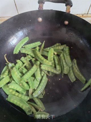 青椒炒荷兰豆的做法步骤：4