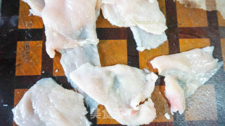 早餐煎鸡肉配芝麻盐儿的做法步骤：1
