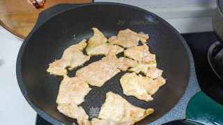 早餐煎鸡肉配芝麻盐儿的做法步骤：4