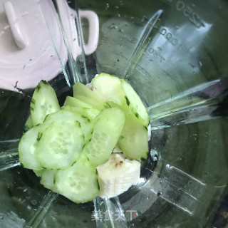 香蕉黄瓜果蔬汁的做法步骤：4