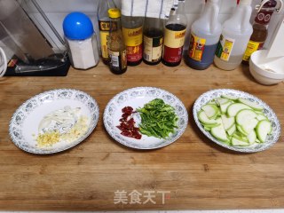 醋溜西葫芦的做法步骤：1