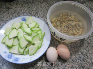 鸡蛋蛤蜊肉炒西葫芦的做法步骤：1