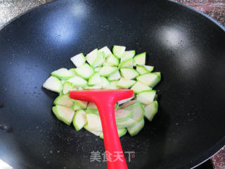 鸡蛋蛤蜊肉炒西葫芦的做法步骤：3