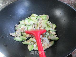 鸡蛋蛤蜊肉炒西葫芦的做法步骤：4