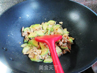 鸡蛋蛤蜊肉炒西葫芦的做法步骤：9