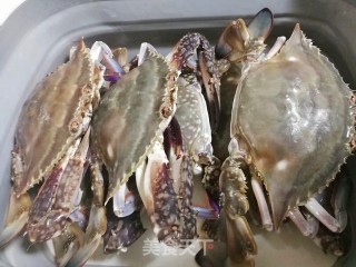 清蒸梭子蟹一定要加一物，味道鲜美还驱寒的做法步骤：1
