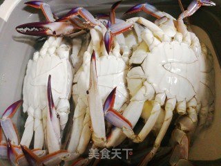 清蒸梭子蟹一定要加一物，味道鲜美还驱寒的做法步骤：2
