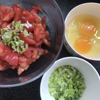 番茄鸡蛋打卤面的做法步骤：2
