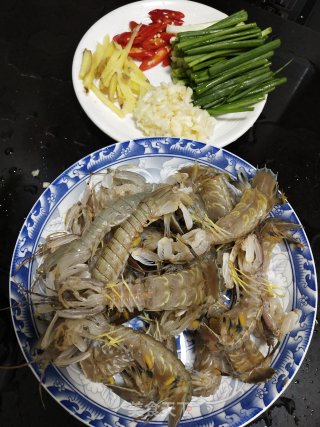 葱姜蒜小米辣皮皮虾的做法步骤：1