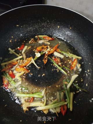 葱姜蒜小米辣皮皮虾的做法步骤：2