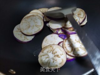 青椒炒茄子的做法步骤：2