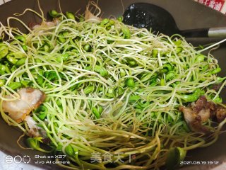 五花肉炒黑豆芽的做法步骤：3