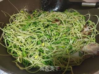 五花肉炒黑豆芽的做法步骤：5