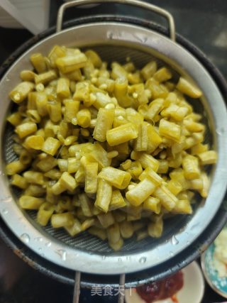 辣豆瓣肉末炒酸豆角的做法步骤：1