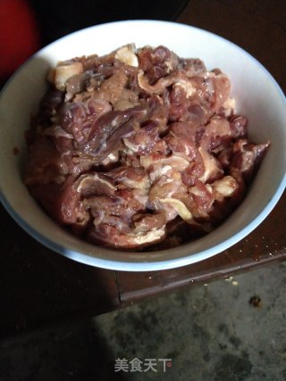 酸汤牛肉的做法步骤：2