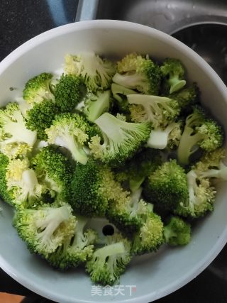 蒜末炒西兰花的做法步骤：1