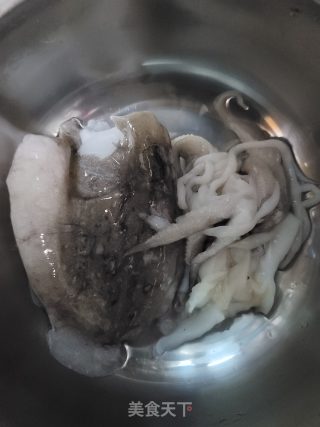 白灼墨鱼的做法步骤：1
