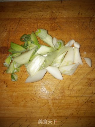 葱爆羊肉的做法步骤：2