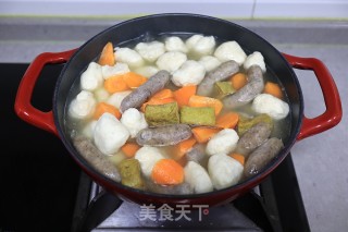 倍儿解馋的鱼丸脆皮肠焖锅的做法步骤：4