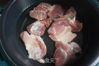 豆酱烧肉的做法步骤：3